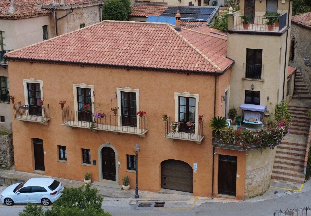 casa vacanze con giardino e soppalco a brolo - 3 posti letto